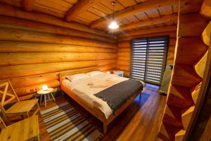珀尔蒂尼什Frumusica的小木屋内一间卧室,配有一张床