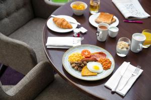 格拉斯哥皇冠假日格拉斯哥酒店的一张桌子上放着一盘早餐食品