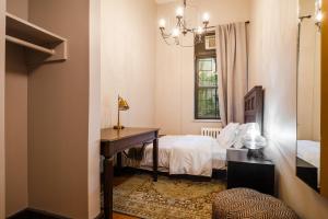 纽约Lamartine Chelsea的一间卧室配有一张床、一张书桌和一个窗户。