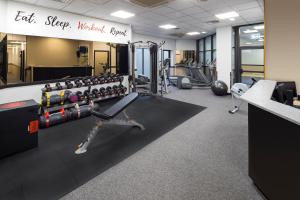 格拉斯哥皇冠假日格拉斯哥酒店的健身房设有跑步机和健身器材