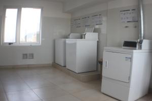 布宜诺斯艾利斯Recoleta Departamento的客房设有几台白色冰箱和窗户。