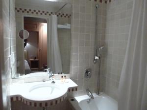 都维克斯马亥斯酒店的一间浴室
