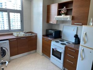 Luxury 1br in Dubai Marina, ask for July Full month offer的厨房或小厨房