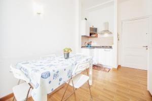 圣雷莫Cuore di Sanremo apartment and free parking的白色的厨房配有桌椅