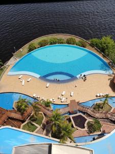 马瑙斯Tropical Executive Hotel的水边大型游泳池的顶部景色