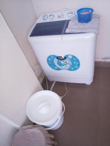 内罗毕Jayson Furnished Apartment, Nairobi的浴室设有白色卫生间,