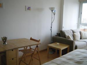 马德里马德里一室公寓的客厅配有沙发和桌子