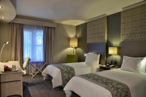 肯普顿帕克约翰内斯堡机场假日酒店的酒店客房设有两张床和窗户。