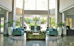 肯普顿帕克约翰内斯堡机场假日酒店的大堂设有蓝色椅子和沙发
