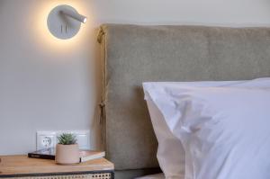瓦莫斯Canna Villa的卧室配有一张带墙上灯的床。