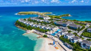 WillikiesHammock Cove Antigua - All Inclusive - Adults Only的享有度假村和海洋的空中景致