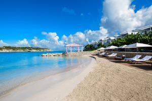 WillikiesHammock Cove Antigua - All Inclusive - Adults Only的海滩上设有椅子和凉亭