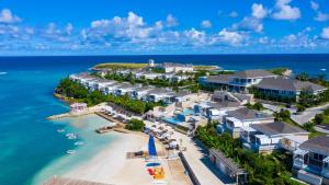 WillikiesHammock Cove Antigua - All Inclusive - Adults Only的享有度假村和海洋的空中景致