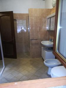 多马索Casa Lella的带淋浴、卫生间和盥洗盆的浴室