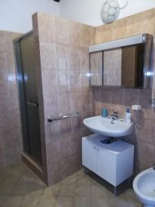 多马索Casa Lella的一间带水槽、镜子和淋浴的浴室
