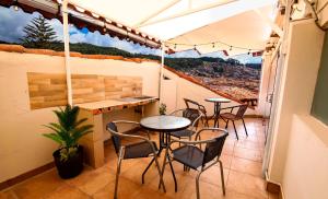 库斯科CASONA TORDO - A 3 Cdras de la Plaza - Habitaciones con baño privado的阳台的天井配有桌椅