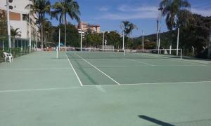 阿瓜斯迪林多亚FLAT CONJUGADO CAVALINHO BRANCO o的网球场,上面有两把网球拍