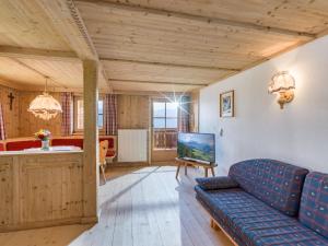 布里克森谷地霍普夫加尔滕Biobauernhof Fleckl的客厅配有蓝色的沙发和桌子
