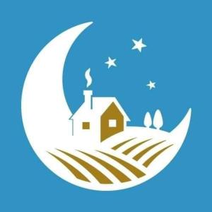 阿夸维瓦皮切纳Casolare Azzurro的月亮上蓝色背景的房子