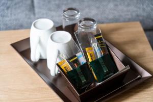 札幌KOKO HOTEL Sapporo Odori的桌子上装有两个石瓶的托盘
