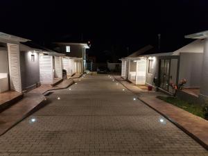 皮奇勒姆卡瓦尼亚斯恩托斯德尔玛旅舍的一条空荡荡的街道,晚上有一排房子