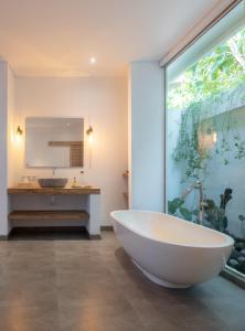 JasriVilla Passiondream的带浴缸的浴室和大窗户