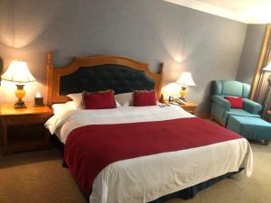 东莞东莞豪门大饭店的酒店客房带大床和蓝椅