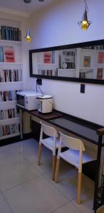 蒙得维的亚苏尔酒店的书库里一张桌子和两把椅子