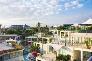 勒吉安巴厘岛水明漾富丽华海滩酒店的享有带游泳池的度假村的空中景致