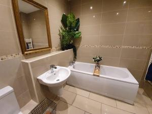 巴斯Enchanted Hideaway, Bath的一间带水槽、浴缸和卫生间的浴室
