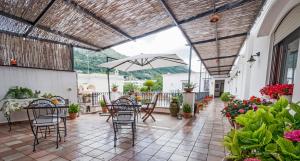 阿纳卡普里维考罗住宿加早餐酒店的户外庭院配有椅子和遮阳伞。