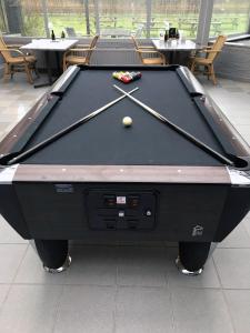 尼维莱特巴德尼维莱特巴德弗莱彻餐厅酒店的一张黑色台球桌,上面有球