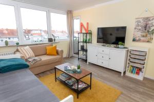 布伦瑞克Apartments Braunschweig - Noahs Home - Balkon - Küche - Parkplatz的带沙发和电视的客厅