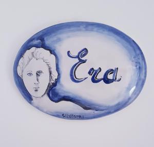 阿杰罗拉Olimpo degli Dei的蓝色和白色的玻璃物体,带有女人的形象