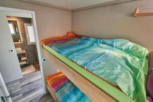 波尔托罗Floating house BRAVIA的一张带五颜六色的被子的床