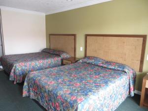 安纳海姆加登格罗夫国家旅馆的一间酒店客房,房间内设有两张床