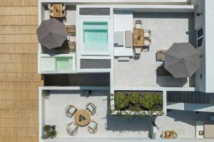佩里沃罗Istoria, a Member of Design Hotels的享有带游泳池和遮阳伞的度假屋的顶部景致