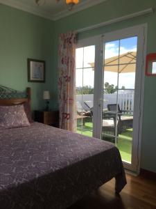 科斯塔特吉塞Villa Costa Golf的一间卧室设有一张床和一个滑动玻璃门