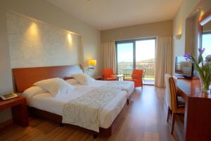 维拉埃斯特山谷高尔夫度假酒店的酒店客房设有一张床和一个大窗户