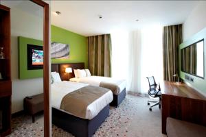 布里斯托假日布里斯托尔市中心酒店的酒店客房设有两张床和电视。