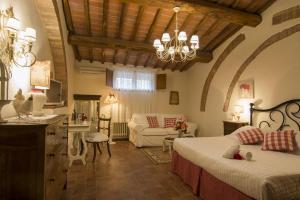 卡斯特利纳-因基安蒂贝尔维德尔迪圣利奥尼诺酒店的一间带两张床的卧室和一间客厅