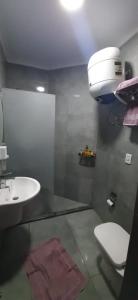 塞得港Porto Said的浴室配有白色卫生间和盥洗盆。