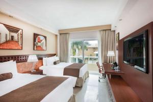梅里达温德姆梅里达酒店的酒店客房设有两张床和电视。