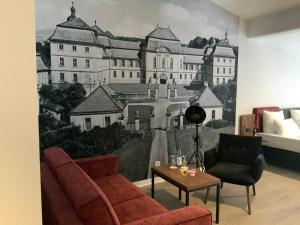 富尔达Altstadthotel Arte的客厅配有城堡壁画