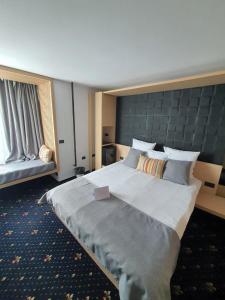 艾福雷诺德Aqvatonic Hotel - Steaua de Mare的一张位于酒店客房的大床,设有窗户