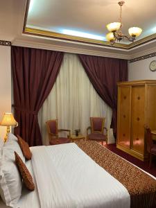 吉达فندق المروج كريم AlMorooj Kareem Hotel的酒店客房,配有床和椅子