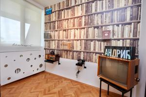 索科矿泉村Hotel Moravica的一间有书墙的房间的电视