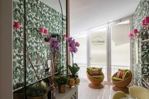 卡塞塔Welchome Charming House的一间种植了盆栽植物和镜子的房间