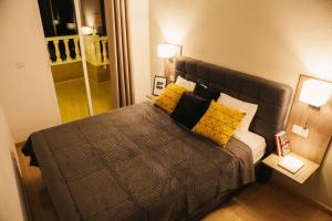 托雷维耶哈Aparthotel Costa Blanca的一间卧室配有一张带黄色枕头的大床