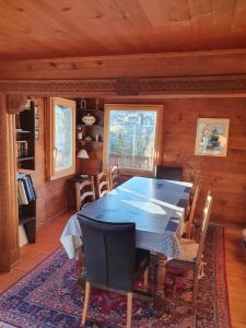 利德阿尔卑斯Chalet Alpina的一间带桌椅的用餐室